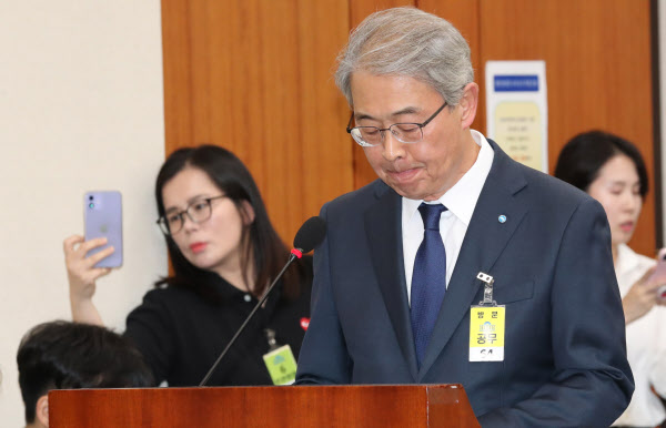 [땅집고] 2024년 10월 10일 임종룡 우리금융그룹 회장이 국회 정무위원회 국정감사에 출석해 답변하고 있다. /조선DB