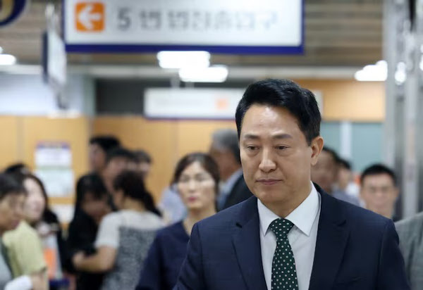 [땅집고] 오세훈 서울시장이 지난8월21일 서울 서초구 서울고등법원에서 열린 여론조사비 대납 의혹 관련 항소심 1차 공판에 출석하고 있다. /뉴시스