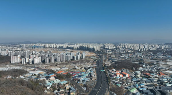 [땅집고] 경기도 운정신도시 전경. 고양 일산신도시와 이어지는 10차선 대로 '남북로' 좌측과 북측에 아파트가 들어서 있다. /강태민 기자
