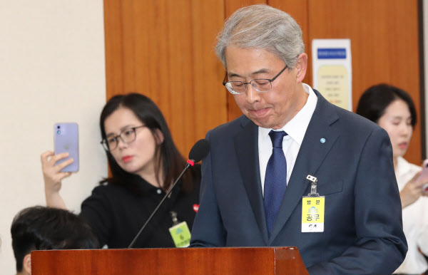 [땅집고] 2024년 10월 10일 임종룡 우리금융그룹 회장이 국회 정무위원회 국정감사에 출석해 답변하고 있다. /조선DB