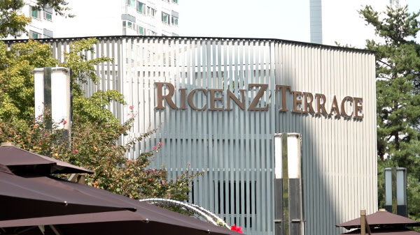 [땅집고] 서울 송파구 잠실동 ‘리센츠’ 단지 내 커뮤니티센터 외관. 리센츠는 기존 시설을 대폭 손봐 약 631평 규모의 커뮤니티 공간을 조성했다. /강태민 기자
