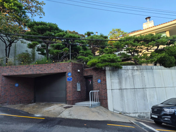 [땅집고] 서울 성북구에 있는 배우 유해진씨 자택. 김상진 신자유연대 대표는 지난 1일  소셜 미디어(SNS) 스레드를 통해  