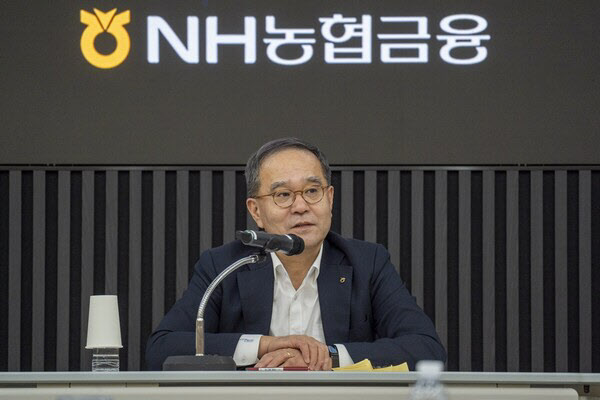 [땅집고] 올해 초 NH농협금융 경기 고양시 NH인재원에서 열린 '2026년 신년 농협금융 경영전략회의'에서 이찬우 NH농협금융지주 회장이 회의를 주재하고 있다./NH농협금융 제공