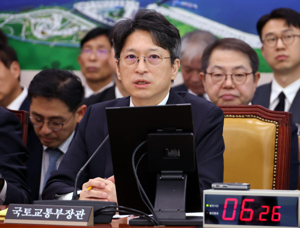 [땅집고] 홍지선 국토교통부 장관이 7일 국회 국토교통위원회에서 열린 국토교통부 등에 대한 국정감사에서 의원 질의에 답하고 있다./연합뉴스
