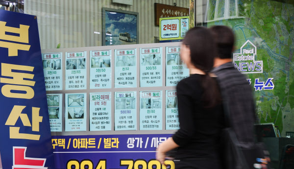 ［땅집고］　2026년 8월 14일 서울 관악구의 한 부동산 중개업소에 원룸 및 빌라 매물표가 부착되어 있다.　／조선ＤＢ