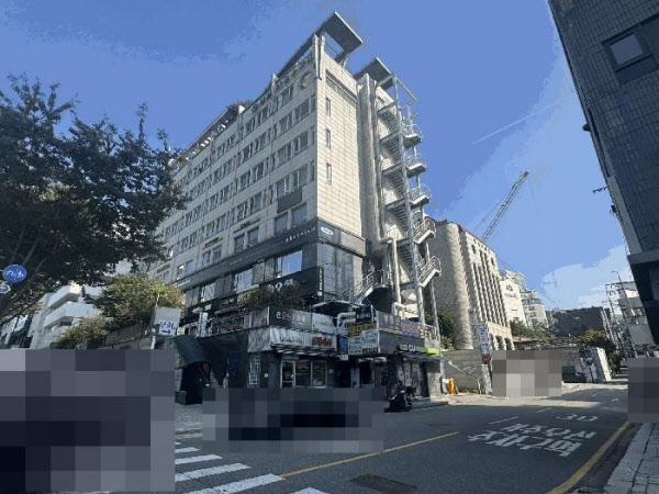 [땅집고] 오는 10월 19~20일 입찰을 진행하는 서울 강남구 논현동 '삼환아르누보3' 4층. / 땅집고옥션