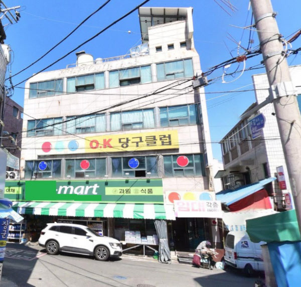 [땅집고] 천장 마감재 붕괴사고가 발생한 대구 북구 관음동 한 상가건물의 작년 6월 모습./네이버지도뷰