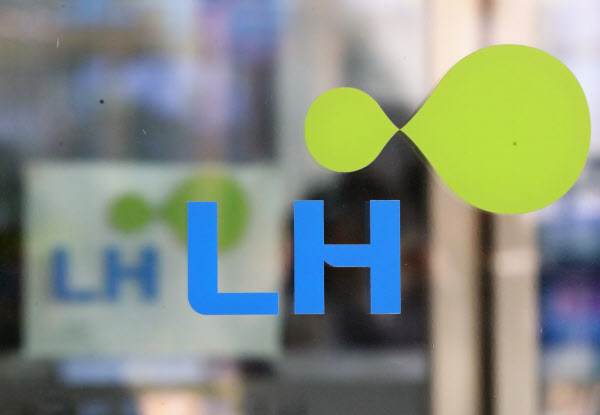 [땅집고] 경남 진주시 충무공동 한국토지주택공사(LH) 본사 정문에 LH 로고 스티커가 붙여져 있다. /조선DB