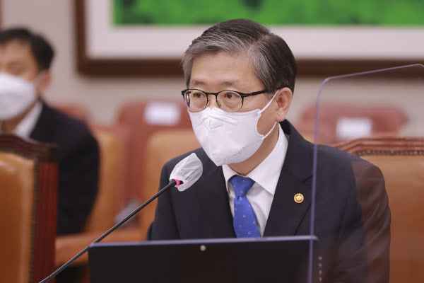 [땅집고] 2021년 3월 변창흠 당시 국토교통부 장관이 서울 여의도 국회에서 열린 국토교통위원회 전체회의에 참석한 모습./조선DB