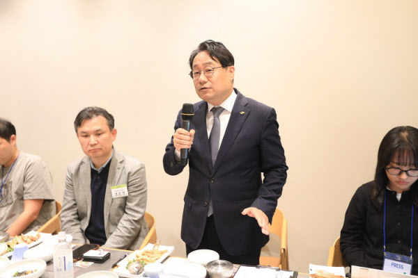 [땅집고] 지난달 30일 경기 용인시에서 열린 간담회에 참석한 이성훈 LH 사장이 발언하고 있다./LH