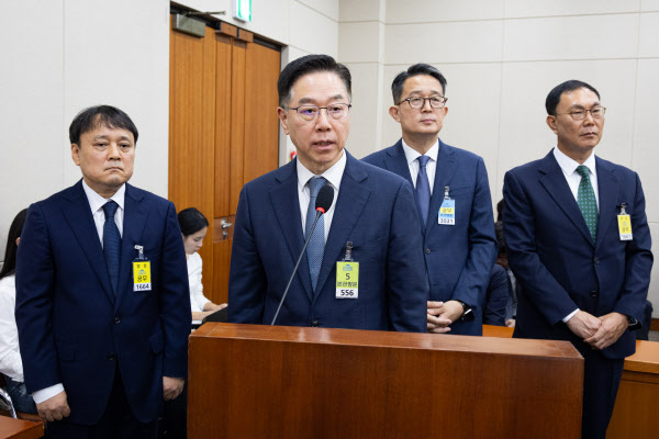 [땅집고］송명준 HD현대오일뱅크 대표(왼쪽 두 번째)를 비롯한 정유사 대표자들이 12일 서울 여의도 국회에서 열린 정무위원회의 공정거래위원회 등에 대한 국정감사에 일반증인으로 출석해 유류가격 결정 관련 입장을 밝히고 있다. 왼쪽부터 김종화 SK에너지 대표, 송 대표, 김창수 GS칼텍스 부사장, 이건명 에쓰오일(S-OIL) 부사장./뉴스1