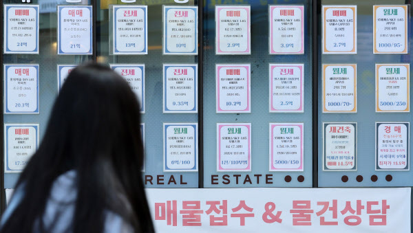 [땅집고] 13일 서울 동대문구의 한 부동산중개업소에 아파트 매매와 전세 등 매물 안내문이 붙여있다. /뉴스1