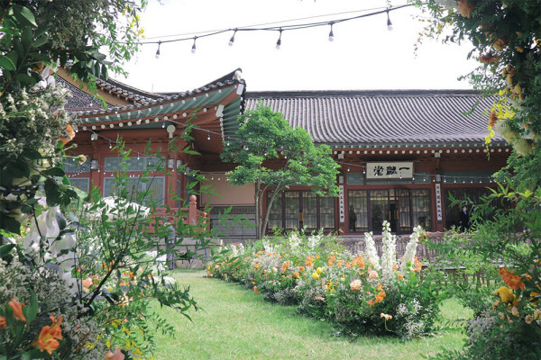 [땅집고] 이재명 대통령의 장남 이동호씨가 지난해 6월 14일 결혼식을 올린 서울 성북구 삼청각 일화당 야외 웨딩홀 모습. /삼청각