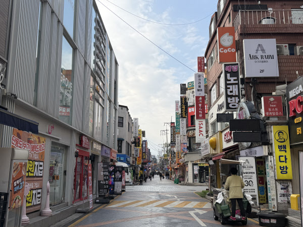 [땅집고] 15일 오전, 서울특별시 광진구 자양동에 위치한 로데오거리 일대. 이 곳은 일명 '양꼬치거리'로도 불린다. 오전시간대 한산한 모습. /강시온 기자