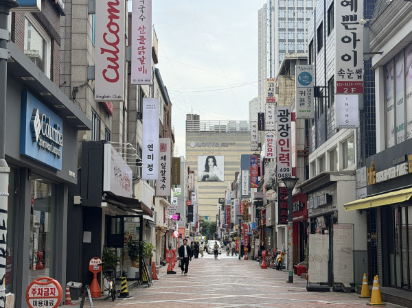[땅집고] 15일 오전, 서울특별시 광진구 자양동에 위치한 로데오거리 일대. 거리 사이로 롯데백화점 건대스타시티점이 보인다. /강시온 기자
