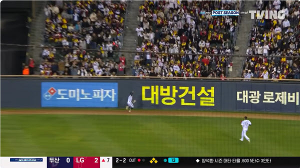 [땅집고] 프로야구 LG트윈스 중견수 박해민이 우중간 타구를 따라가는 동안 외야 도미노피자와 대방건설 광고가 나란히 화면에 비추고 있다./티빙 유튜브