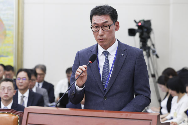 [땅집고] 장민영 기업은행장이 지난 8일 국회 정무위원회 국정감사에 출석해 의원 질의에 답변하고 있다. /국회사진기자단