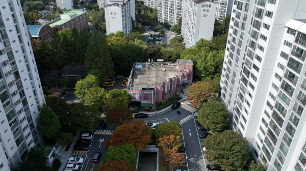 경기 안양시 평촌신도시 민백지구 아파트 단지 내 상가 건물. 상가 소유주 34명은 재건축 과정에서 재산권을 제대로 보장받지 못하고 있다며 사업시행자 지정 처분 취소 소송을 제기했다. /강태민 기자