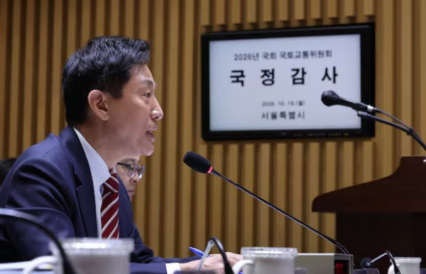 [땅집고]오세훈 서울시장이 19일 서울 중구 서울시청에서 열린 국회 국토교통위원회의 서울시 국정감사에서 의원 질의에 답변하고 있다./뉴스1