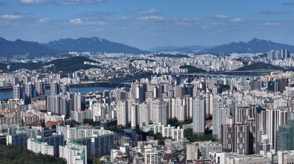 [땅집고] 19일 오후 서울 상공에서 바라본 서울 도심 아파트 단지의 모습 /조선DB
