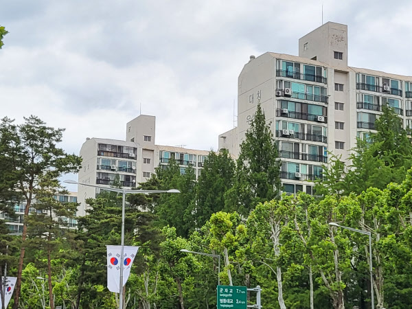 [땅집고] 서울 강남구 대치동 대치우성1차 아파트. 재건축 사업시행인가를 앞두고 있다. / 김리영 기자