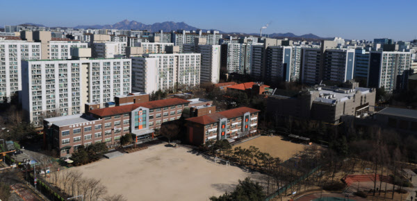 [땅집고] 서울 강서구 등명초등학교 일대 모습. 등명초 인근에는 대단지 아파트와 백화점 등 좋은 인프라를 갖췄지만 입학예정자가 0명이다. /조선DB