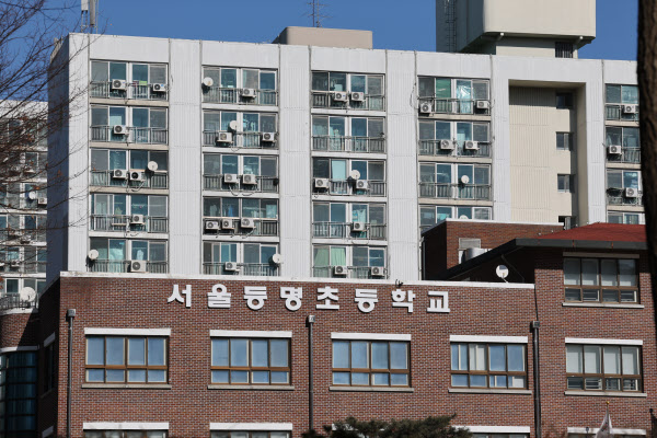 [땅집고] 등명초등학교 뒤에 위치한 영구임대아파트 등촌주공 4단지의 모습. /조선DB