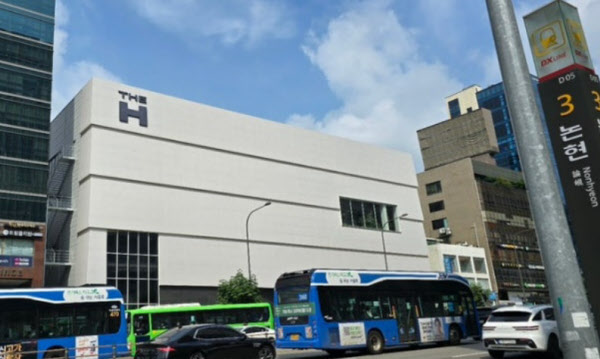 [땅집고] 지하철 논현역 4번 출구와 맞붙어있는 서울 서초구 반포동 ‘디에이치 반포124’ 견본주택 건물. /온라인 커뮤니티