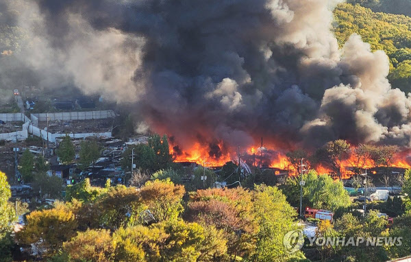 [땅집고] 27일 서울 강남구 개포동 일대 판자촌 구룡마을에 화재가 발생해 불길과 연기가 치솟고 있다. /연합뉴스