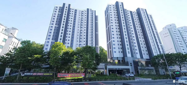 [땅집고] 인천 연수구 동춘동에 위치한 '연수 월드메르디앙 어반포레'. 단지 내 도로로 활용 중인 17㎡ 땅을 두고 논란이다./카카오 로드뷰