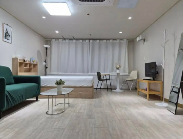 [땅집고] 서울 영등포구 여의도동 국회의사당역 도보 3분 거리의 오피스텔 단기임대 매물. 인근에 전용면적 36.3~41.58㎡인 2실이 10월 중 입주 가능하며, 4주 실부담은 181만~185만원이다. /단단홈즈