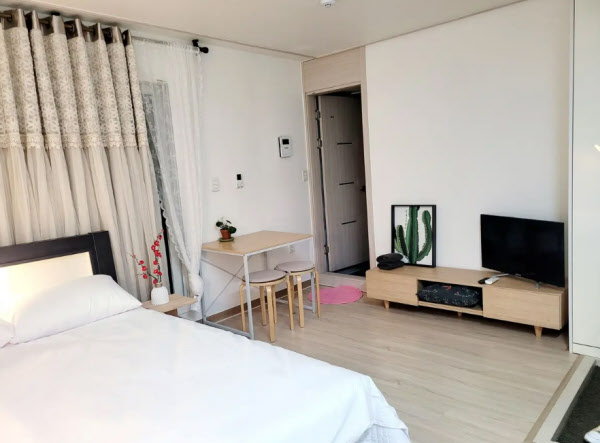 [땅집고] 서울 서대문구 연희동에 있는 원룸형 단기임대 매물. 상암 디지털미디어시티(DMC) 업무지구 인근에서 단기 거주할 집을 찾는 수요자가 고려할 만한 물건으로, 4주 실부담은 약 229만원이다. /단단홈즈