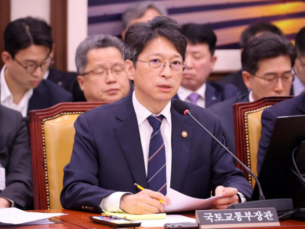 [땅집고] 홍지선 국토교통부 장관이 23일 국회에서 열린 국토교통위원회 종합감사에서 위원 질문에 답하고 있다./연합뉴스