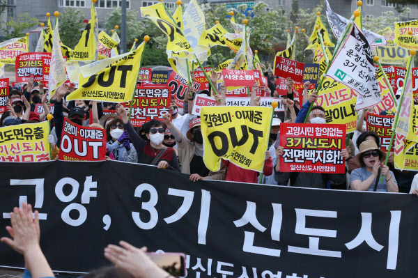 [땅집고] 2019년 5월 12일 경기 파주시 운정행복센터 앞에서 고양·파주 등 수도권 서북부 주민 약 400명이 정부의 3기 신도시 건설 계획에 반대하는 촛불집회를 열고 있다.／조선ＤＢ