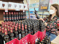 롯데마트 3000원대 초저가 와인, 하루 1만병씩 팔렸다