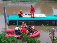 위기일발, 폭우에 잠긴 파주 시내버스서 5명 구조
