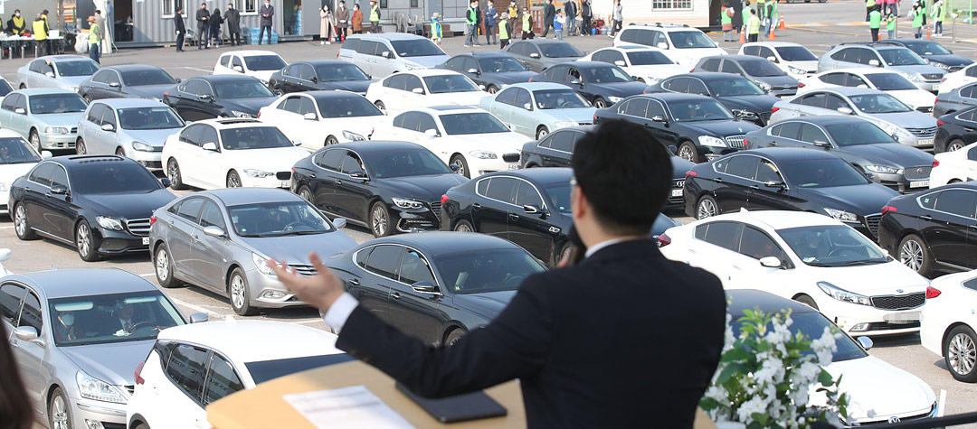 부활절 현장예배 걱정…드라이브-인 워십·온라인 연합예배